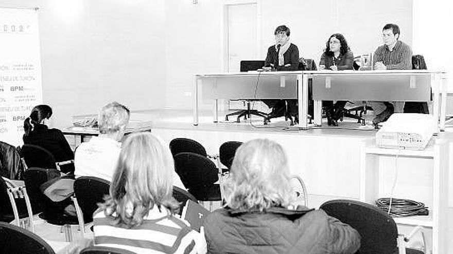 Por la izquierda, González Arias, Laura Marcos y Ángel Gayol, durante el acto de presentación de la revista.