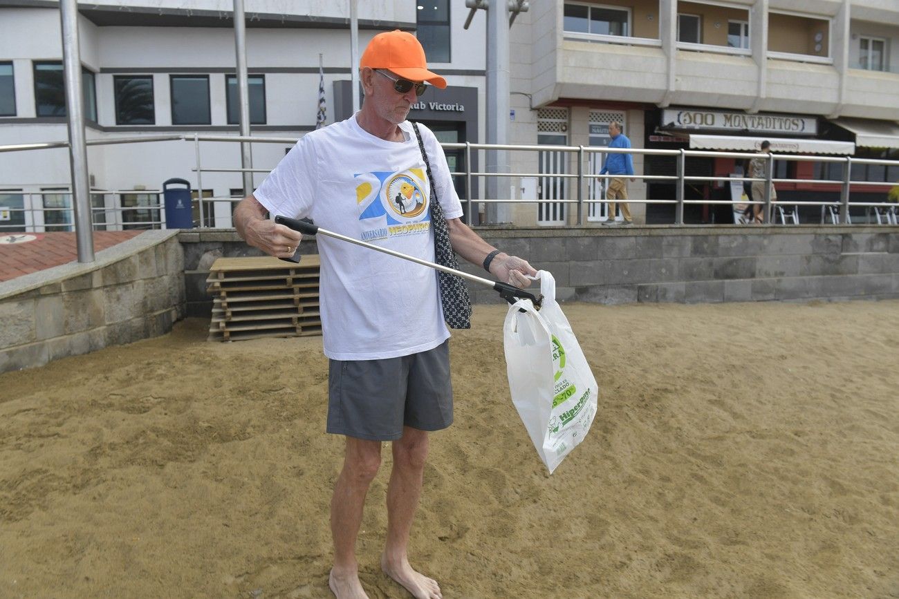 Tres voluntarois limpian diariamente la playa de Las Canteras
