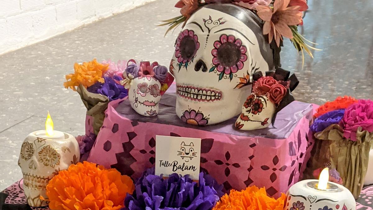 El Taller Balam te enseña a pintar tu calavera mexicana, hace cata de mezcales e incluso tiene un altar del Día de Muertos. 