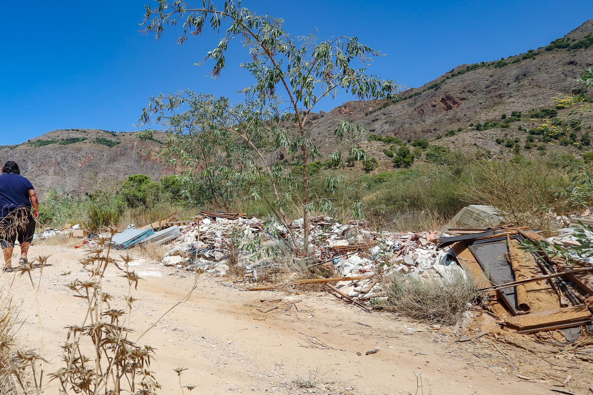 Un cementerio de escombros, enseres y basura en Orihuela