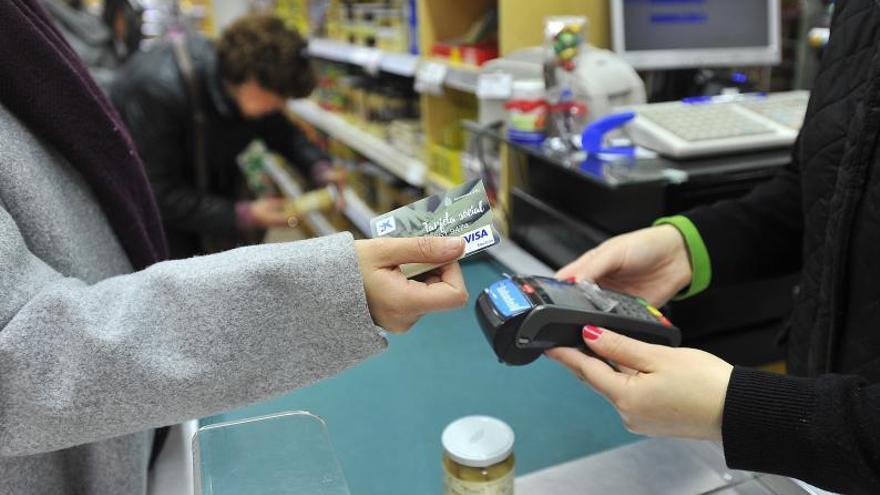 Servicios Sociales plantea a los supermercados que gestionen tarjetas de comida a familias sin recursos