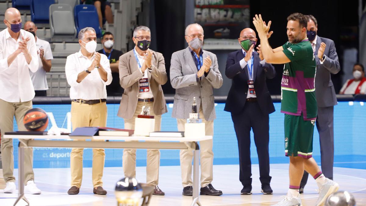 Carlos Cabezas juega su último partido con el Unicaja en el Carpena