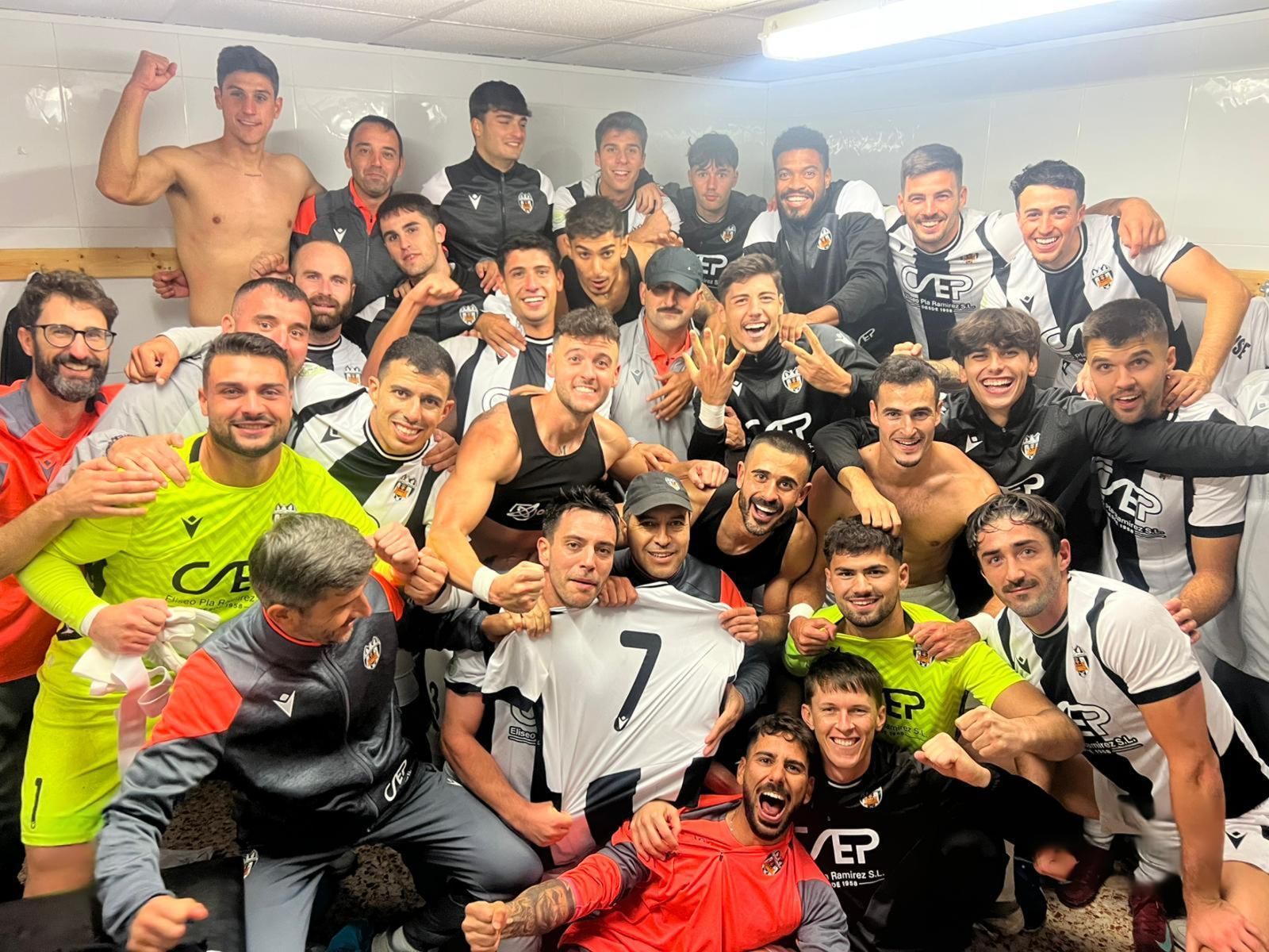 Los jugadores del Castellonense celebran la victoria en Soneja.