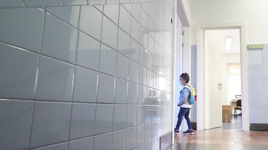 Un nen entrant a classe a una escola de Navarra