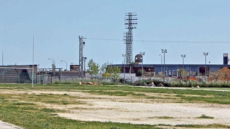 La pista, de libre acceso, sirve para practicar rugby y atletismo.