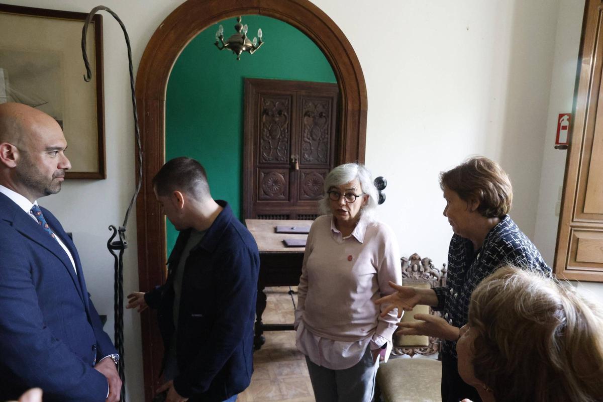 Jesùs Martínez Salvador, Javier Suárez Llana, Ana González, Carmen Moriyón y Paz Fernández Felgueroso, ante la puerta del despacho de Florencio Valdés.