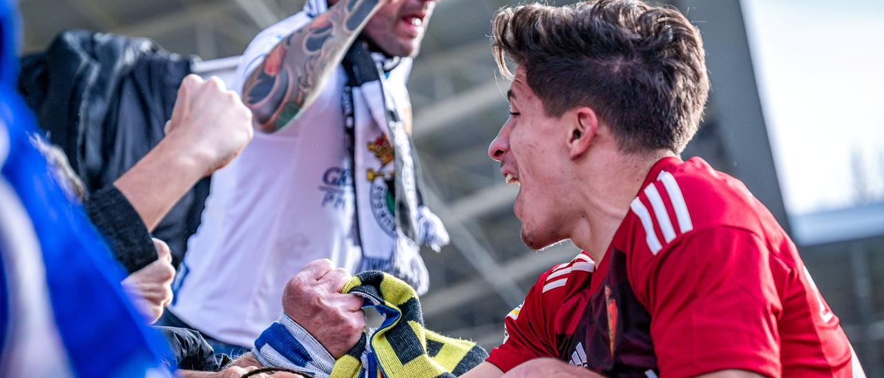 Giuliano Simeone se funde con los aficionados del Real Zaragoza desplazados a El Plantío tras el 0-1.