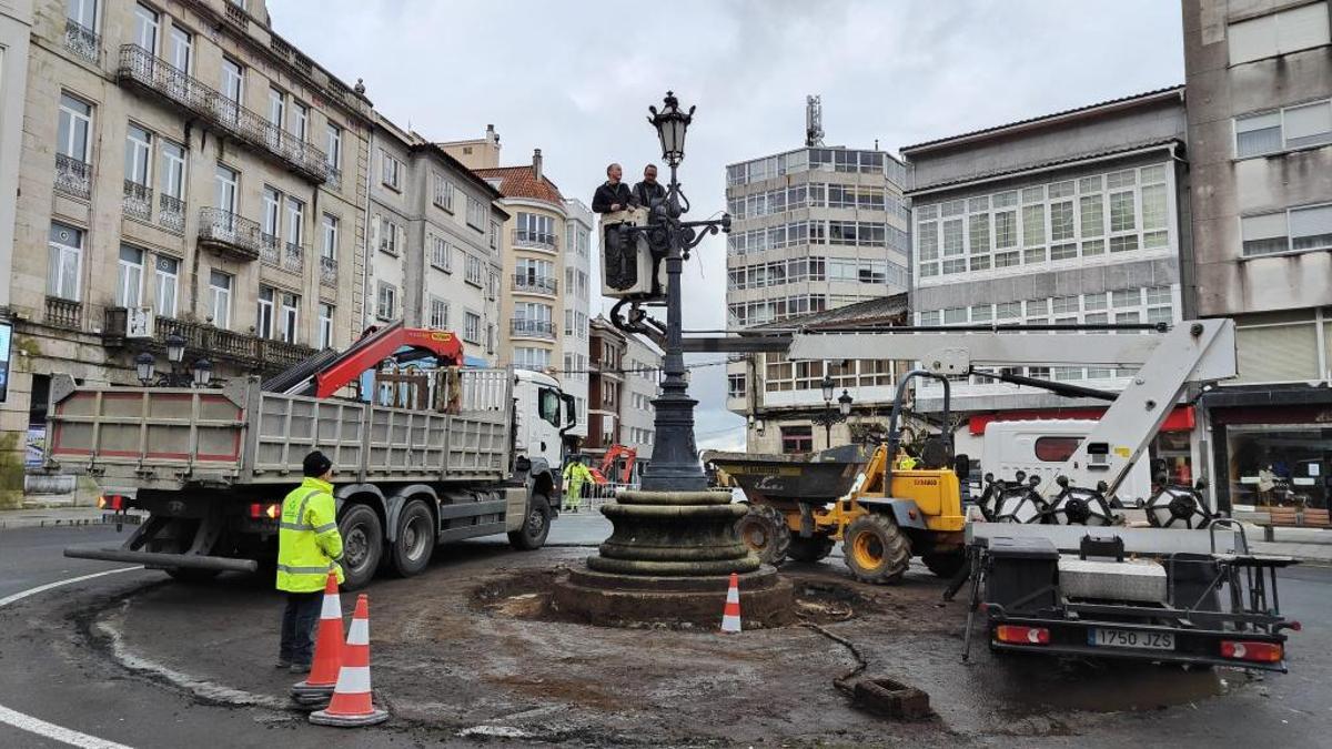 Imagen de los trabajos en la céntrica plaza para retirar la Farola