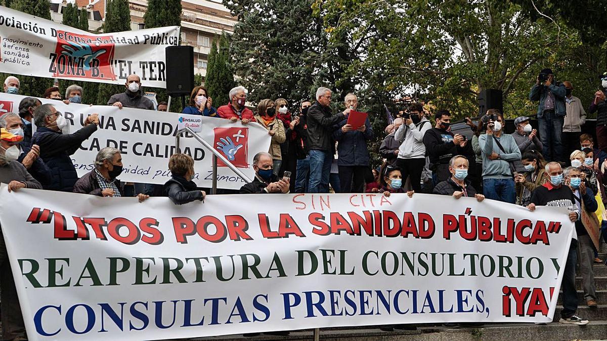 Pancartas de Aliste, Tera y Litos posan juntas al final de la manifestación, en La Marina.