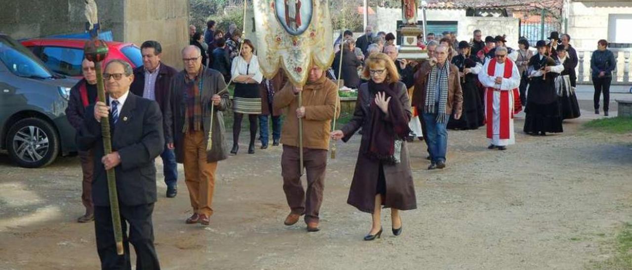 Un momento de la procesión por las inmediaciones de la iglesia parroquial. // Santos Álvarez