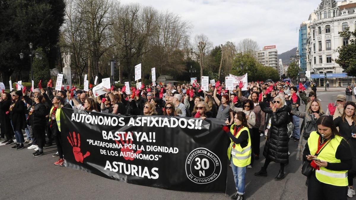 Un millar de autónomos toma las calles de Oviedo al grito de "No nos mires únete": "Solo pedimos condiciones de trabajo dignas"