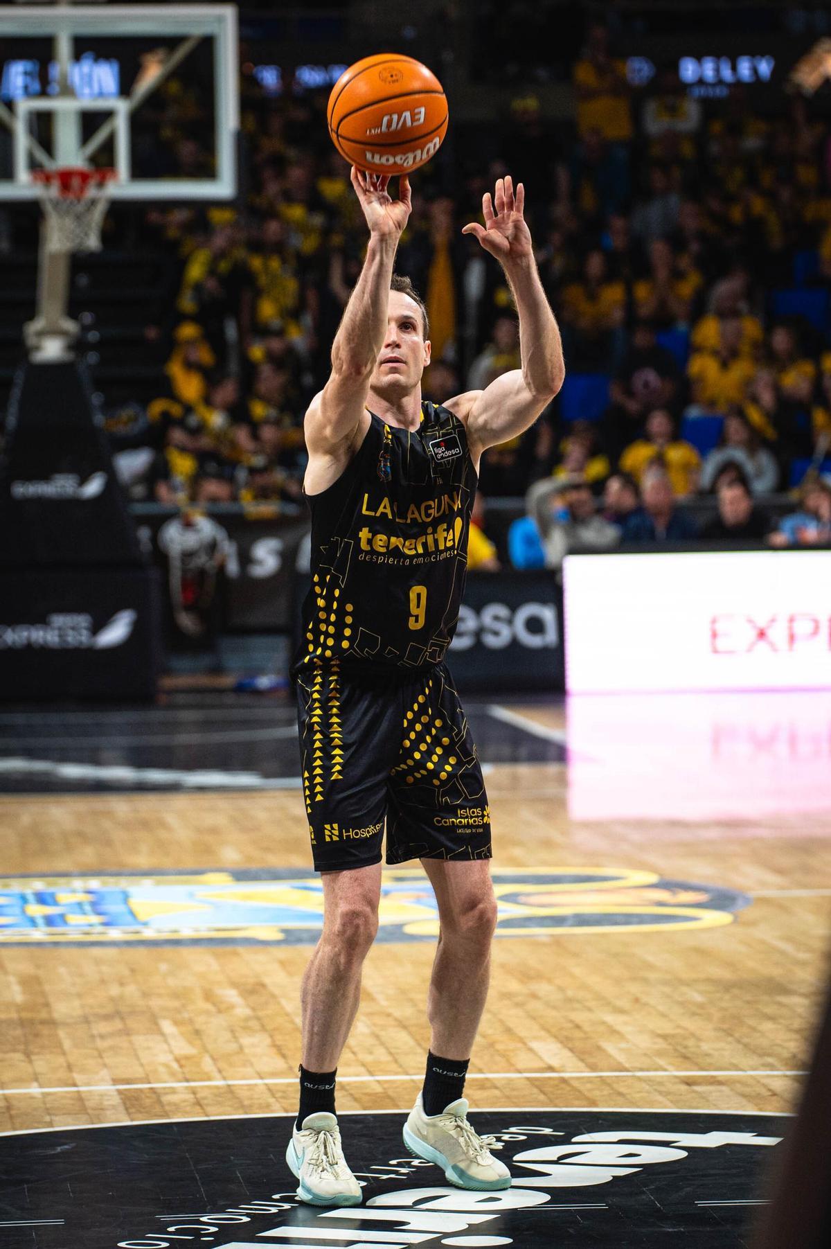Huertas lanza desde el 4,60 en el choque ante el Girona.