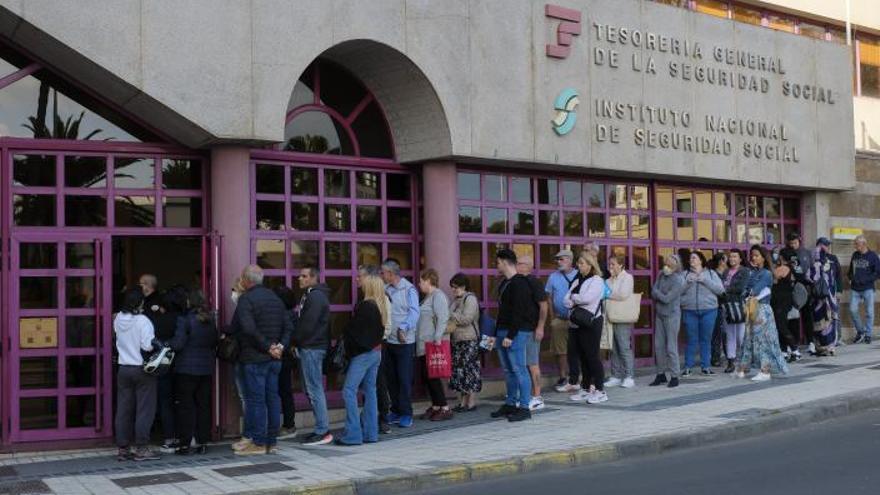 Colas para recibir atención en la sede de la Seguridad Social de Las Palmas de Gran Canaria por falta de personal. | | A. CRUZ