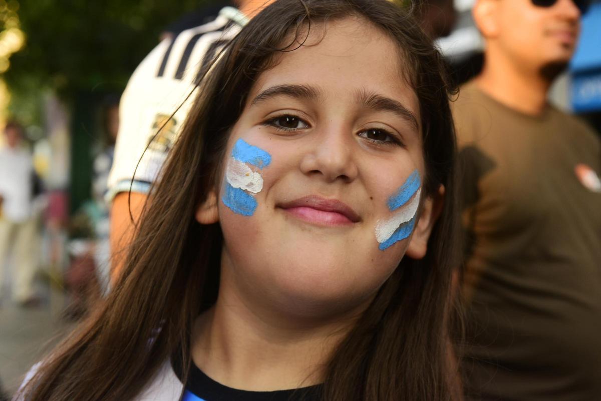 Aficionados argentinos siguen la final del Mundial en A Coruña