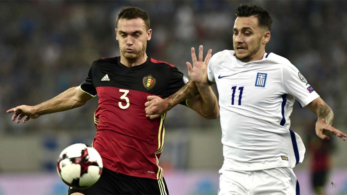 Thomas Vermaelen pelea el balón con Tasos Dionis en un Grecia-Bélgica