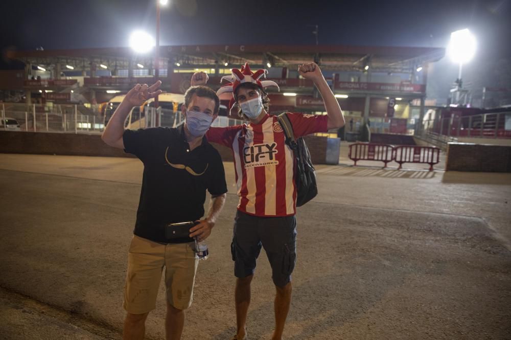 L'afició del Girona viu lluny de Montilivi la decepció.