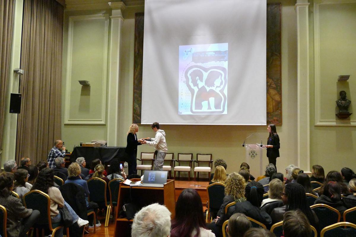 EN IMATGES | Figueres celebra el Dia de la Dona amb els Premis Maria Rosa Ymbert, la lectura del manifest i una taula rodona d'escriptores