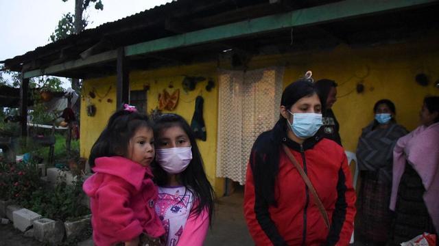 Algunos de los supervivientes del camión accidentado en México.