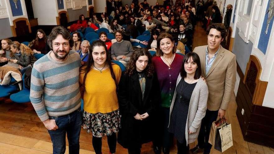 Los fotógrafos ganadores de &quot;Gijón leyendo&quot; recogen su premio