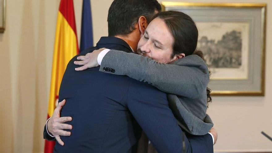 Un abrazo que coge con el pie cambiado a los partidos en Aragón