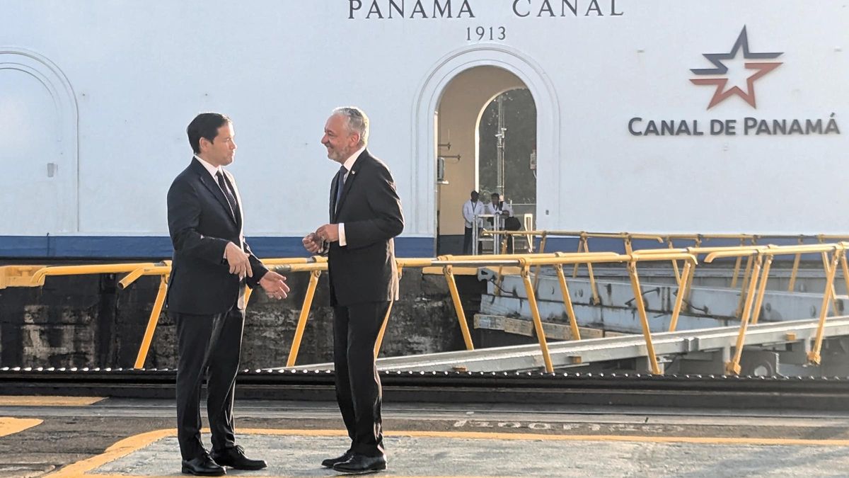 Marco rubio (izquierda) en el Canal de Panamá, junto al administador de la infraestructura.