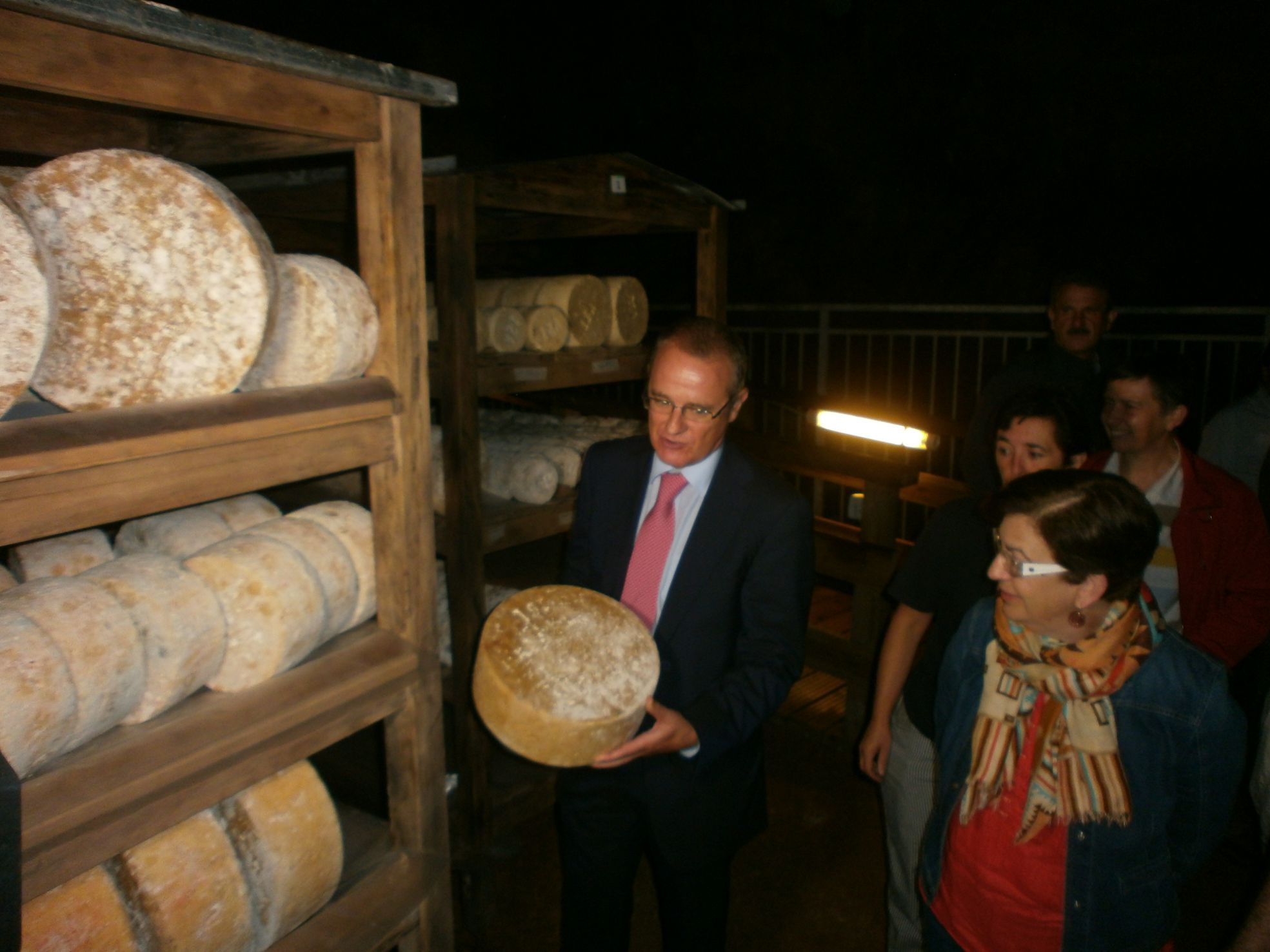 Diego Canga con un queso Gamonéu