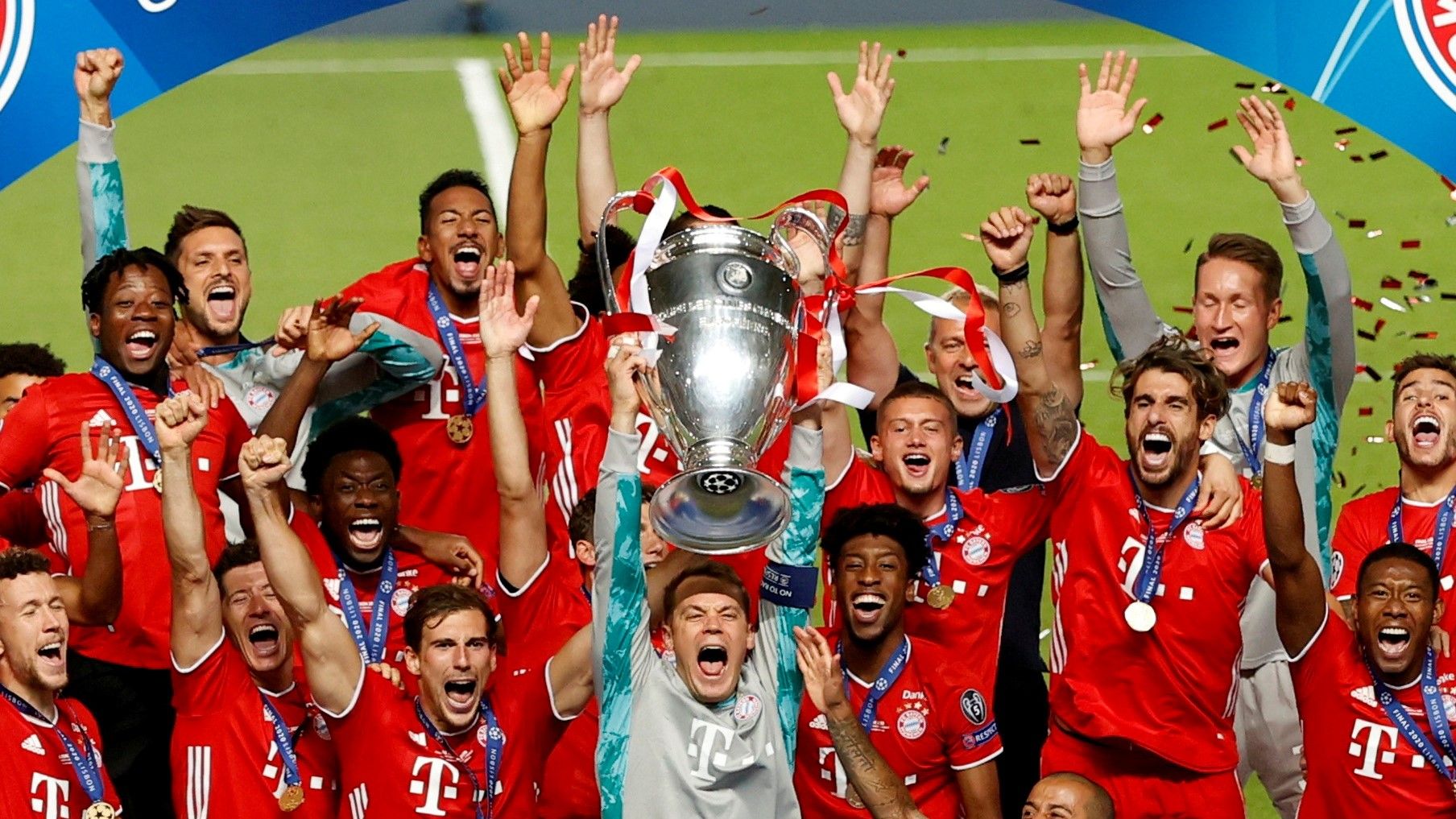 Neuer, capitán del Bayern, levanta en Lisboa el trofeo de campeones de la Champions.