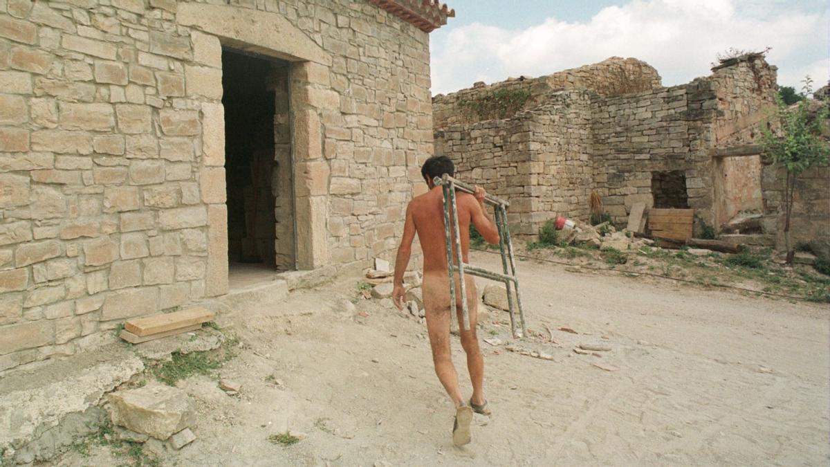 Un naturista transporta una escalera en El Fonoll.