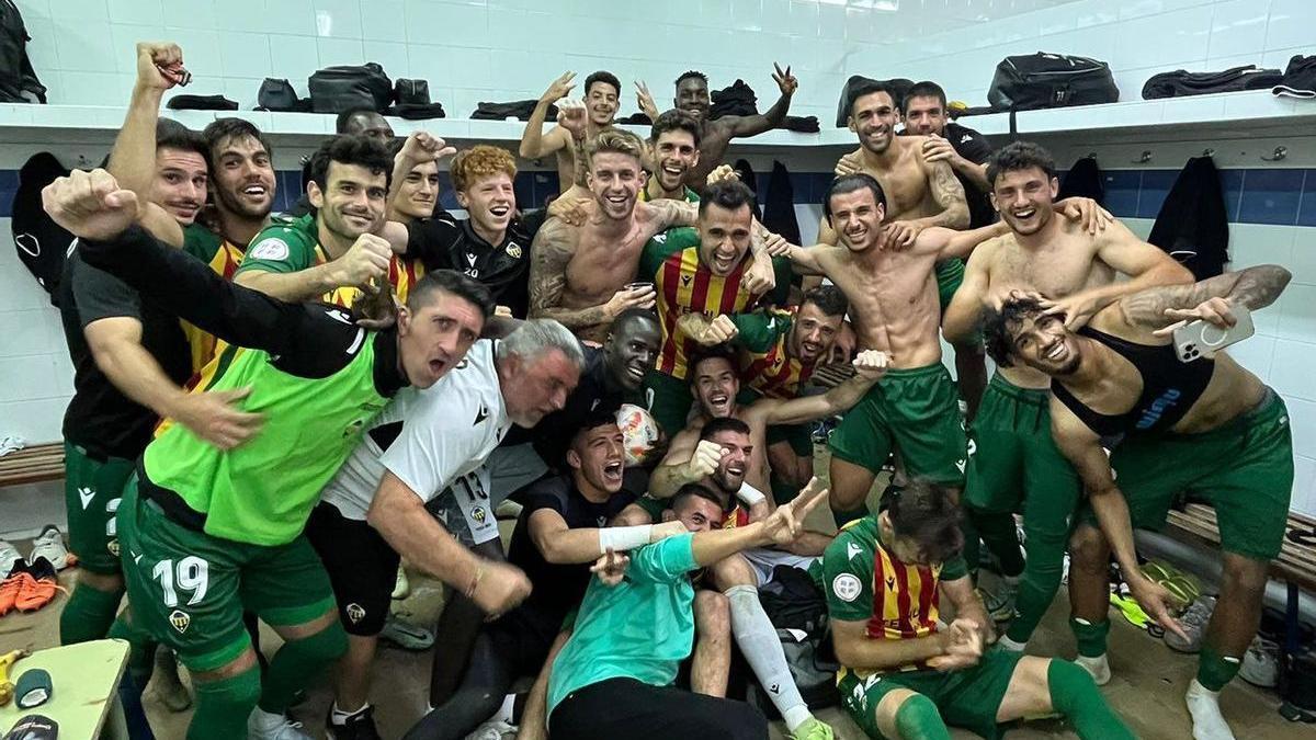 Los jugadores del Castellón celebran la victoria en el vestuario.