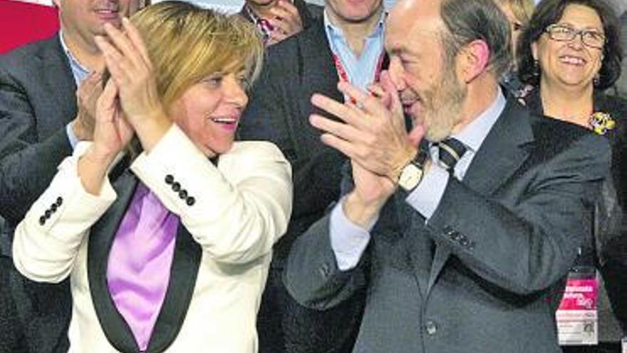 Elena Valenciano y Alfredo Pérez Rubalcaba, en pose flamenca. | efe