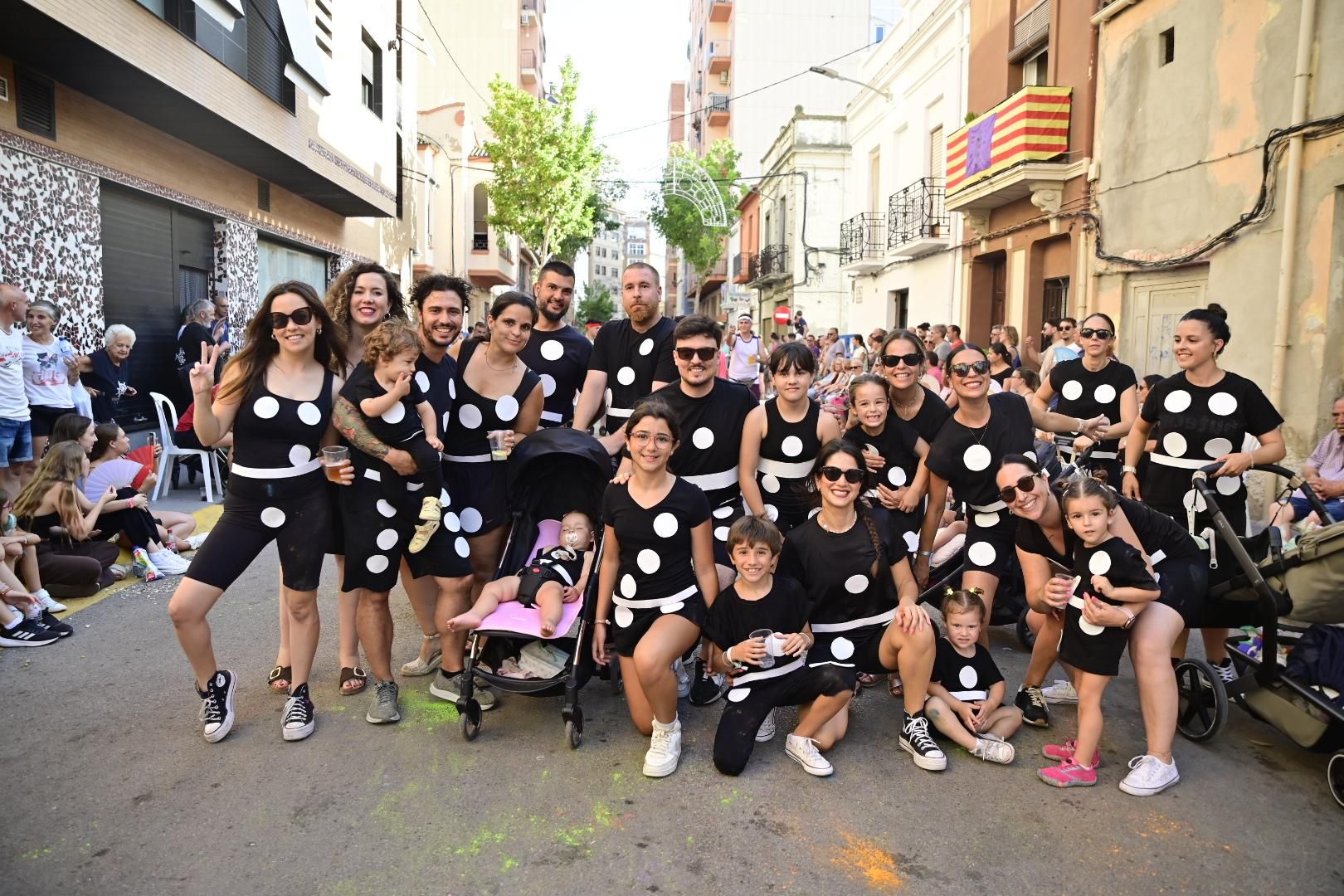 Multitudinario y divertido desfile por la entrada del toro