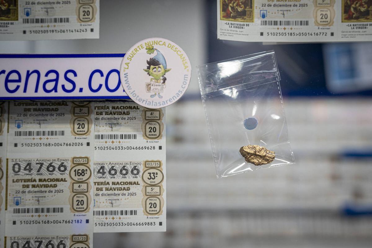 Barcelona. 17 de diciembre del 2025. Venta de lotería de Navidad y ambiente previo al Gordo en la administración de lotería de Las Arenas, que ha repartido varios de los últimos granddes prenios que han tocado en Barcelona, además de retratos de Víctor Fernández, administrador de la lotería. Fotos de Sandra Roman