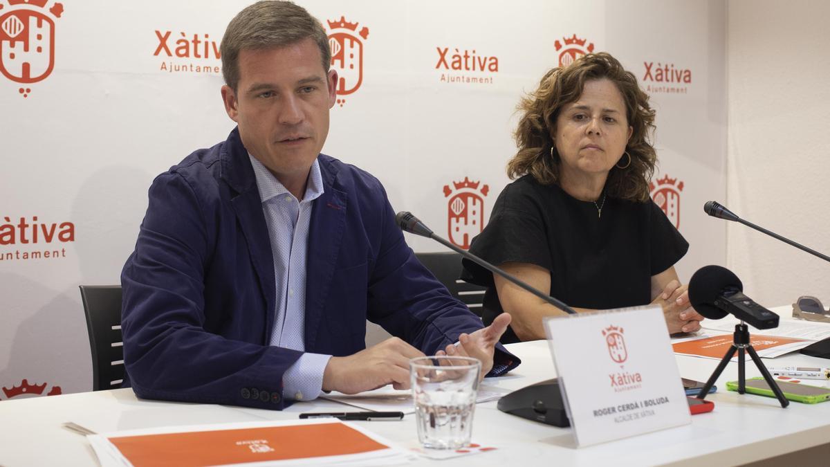 Roger Cerdà y Amor Amorós en la presentación de la nueva estructura de gobierno de Xàtiva.