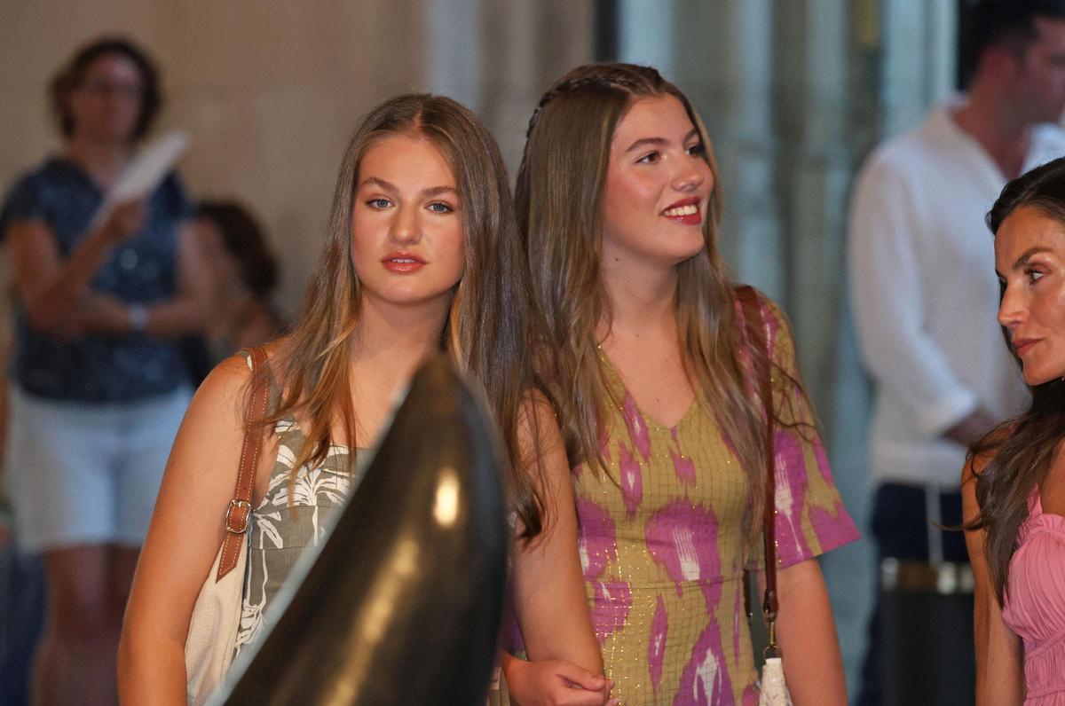 Prinzessin Leonor (li.) und Infantin Sofía in einer der Miró-Ausstellungen in Palma.