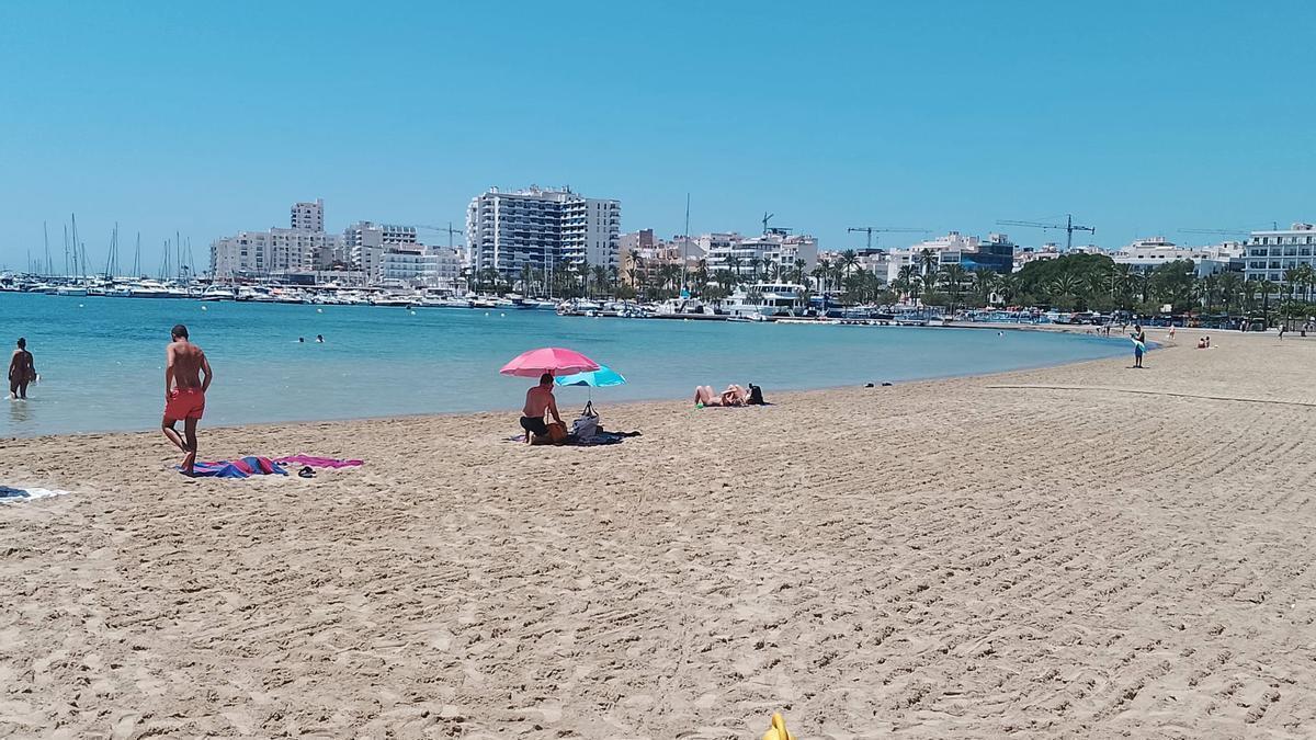 Imagen parcial de la playa de s'Arenal de Sant Antoni.