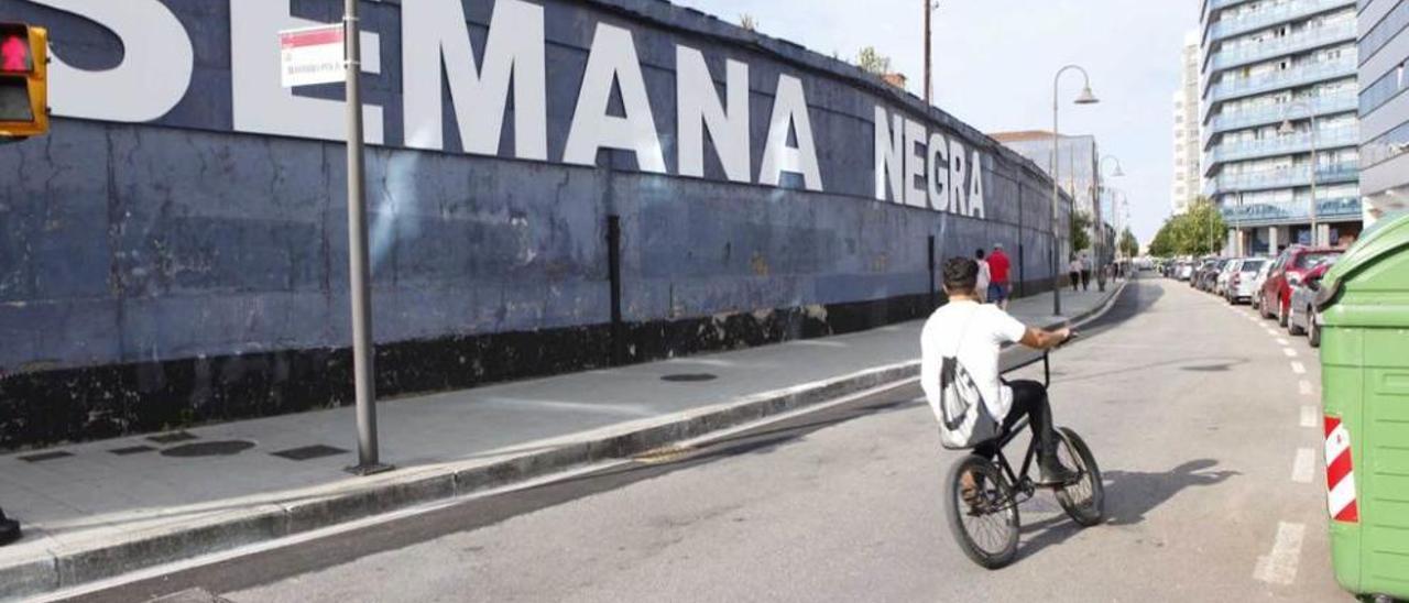 Entrada del recinto donde se celebrará la &quot;Semana negra&quot;, en el antiguo astillero de Naval Gijón.