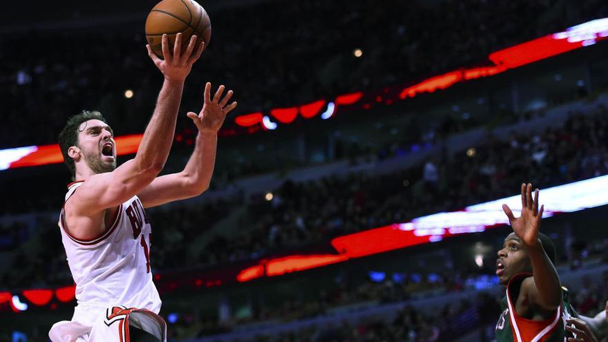 Pau Gasol entra a canasta en una acción del partido.