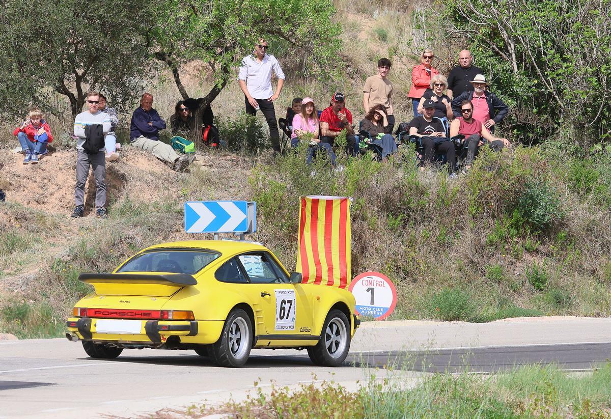 Imatge característica d'un ral·li amb el públic situat en punt alçat per gaudir del pas dels vehicles