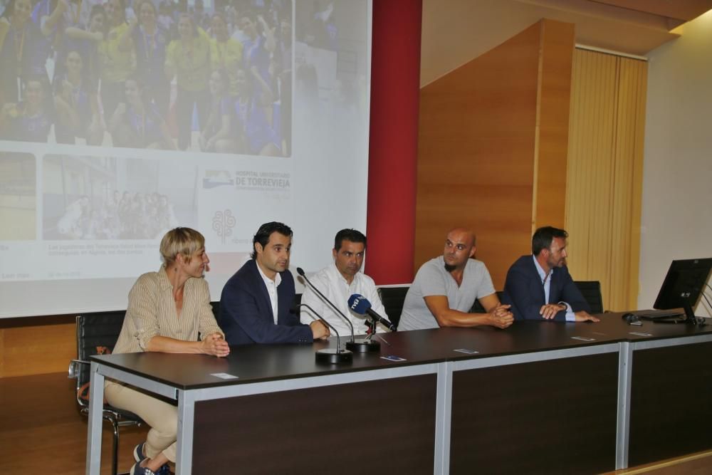 Convenio de patrocinio de Torrevieja Salud del Club Balonmano Mare Nostrum en centro hospitalario con la asistencia de más de 150 deportistas