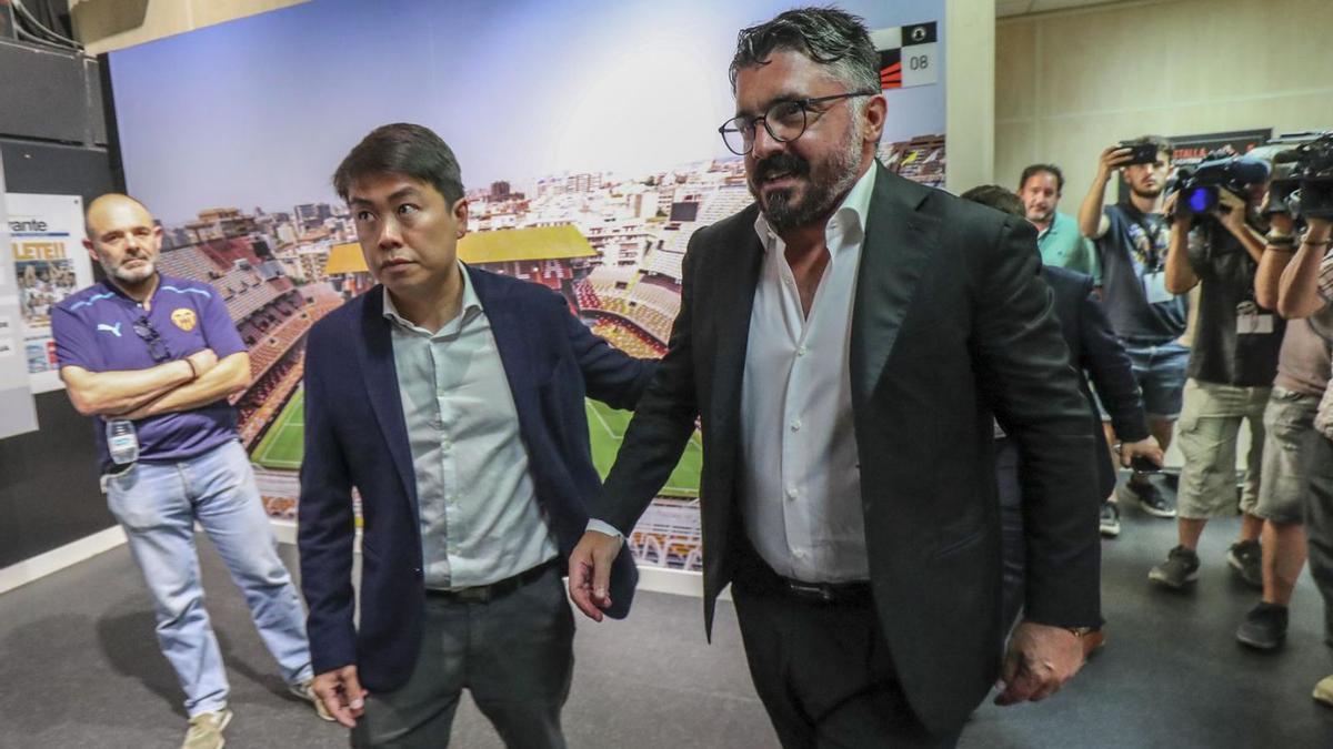 Sean Bai y Gattuso, el día de la presentación del entrenador italiano.  | FRANCISCO CALABUIG