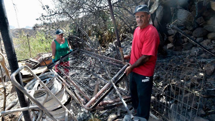 Josefa Martín y Víctor García limpian la finca tras los destrozos causados por el paso del incendio
