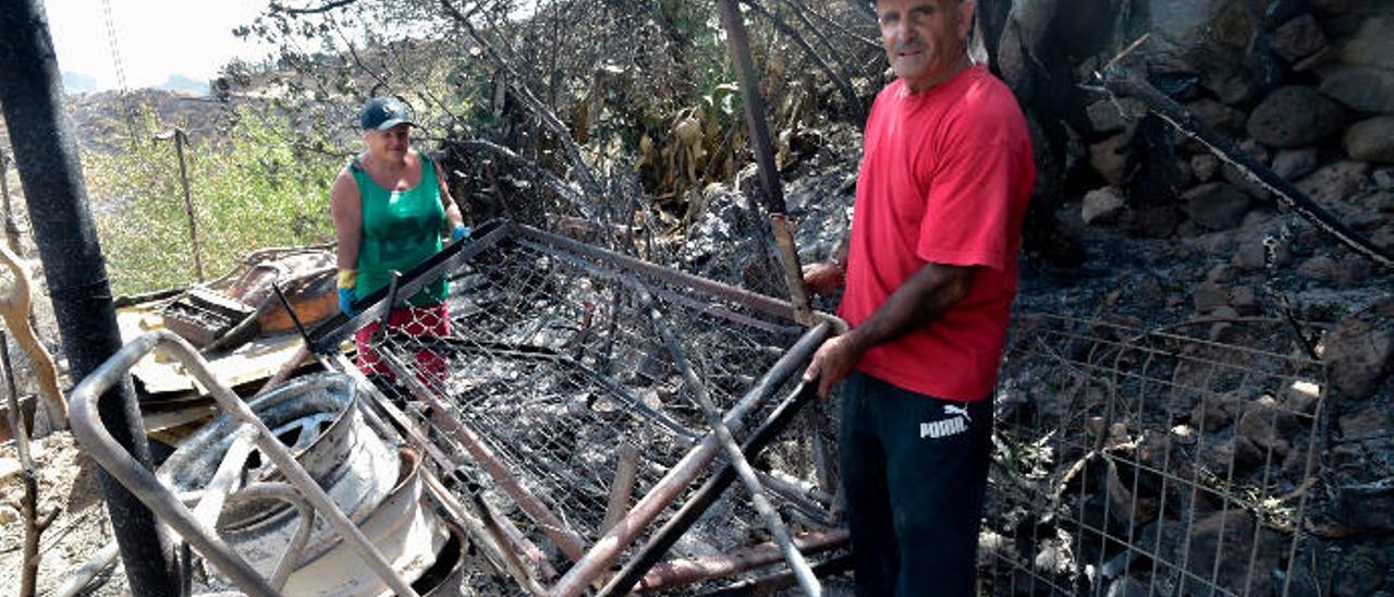 Josefa Martín y Víctor García limpian la finca tras los destrozos causados por el paso del incendio