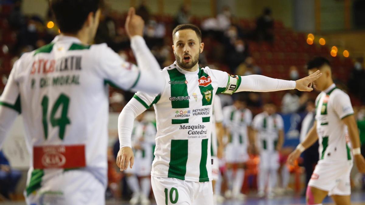 Manu Leal, en el centro, en un encuentro con el Córdoba Futsal.