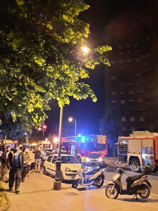 Un incendio obliga a desalojar el edificio La Estrella, en el barrio gijonés de El Natahoyo