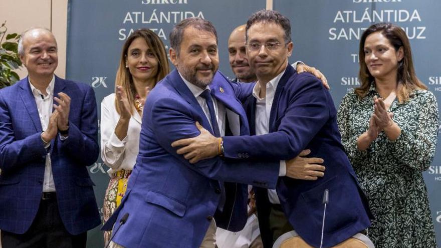 José Manuel Bermúdez (CC) y Carlos Tarife (PP), ayer, tras la firma. | |