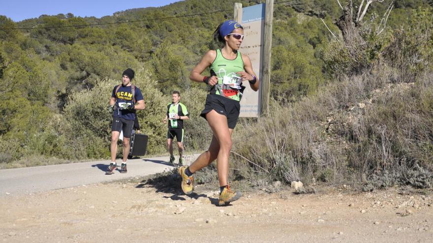 Varios corredores pasan por una zona del recorrido