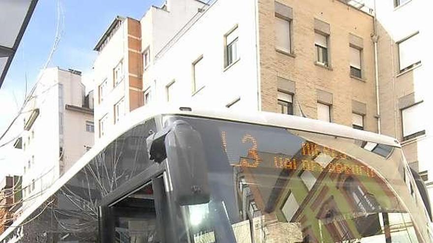 Un autobús de la línea Mieres-Valdefarrucos, que se quiere extender a Moreda.