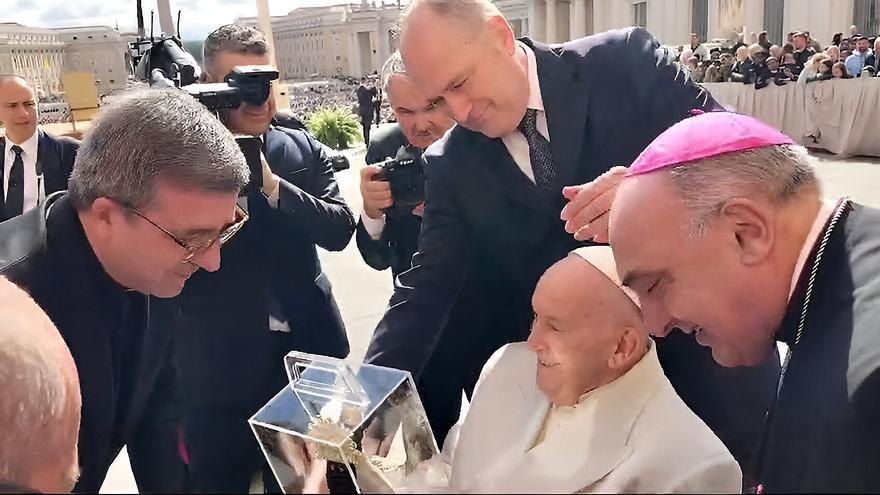 El papa Francisco recibe al arzobispo de Valencia