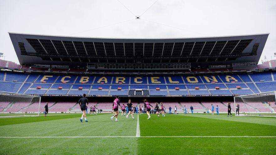 Las jugadoras del Barça entrenan en el Camp Nou antes del clásico europeo con el Madrid.