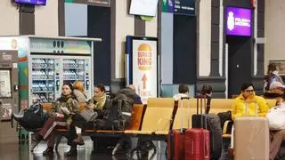 Indignación entre los usuarios de tren en Alicante: "Hoy es por la huelga, pero hay retrasos todos los días"